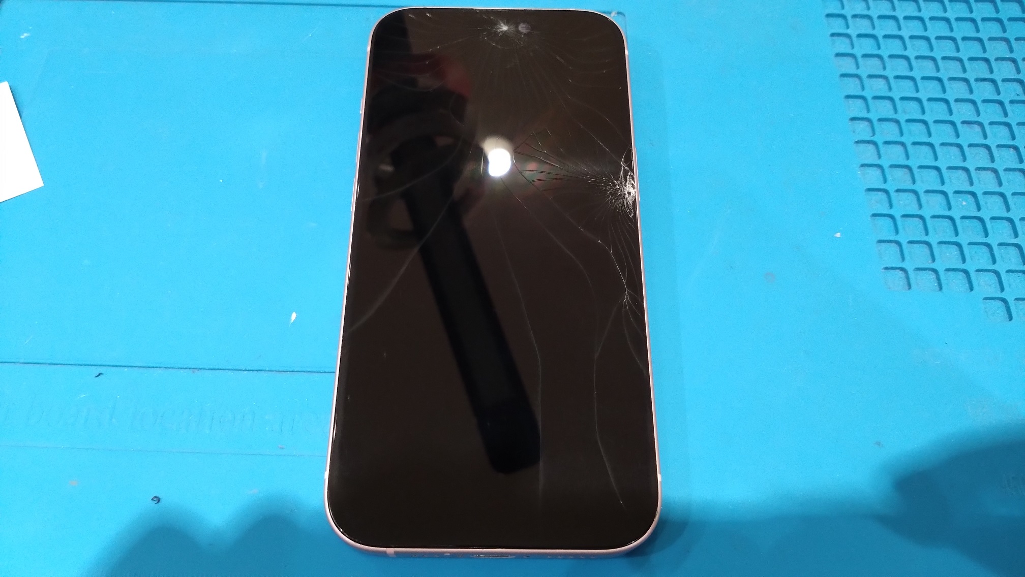 画面に大きなひび割れがあるiPhone15（アイフォン）を承りました！！